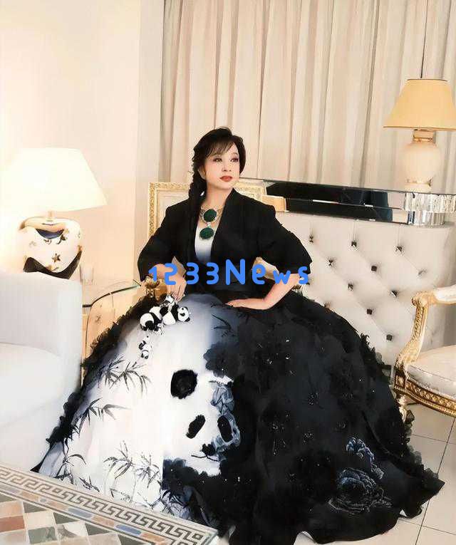 74岁刘晓庆亮相戛纳红毯,大方展现华丽翡翠珠宝引发众多网友热议