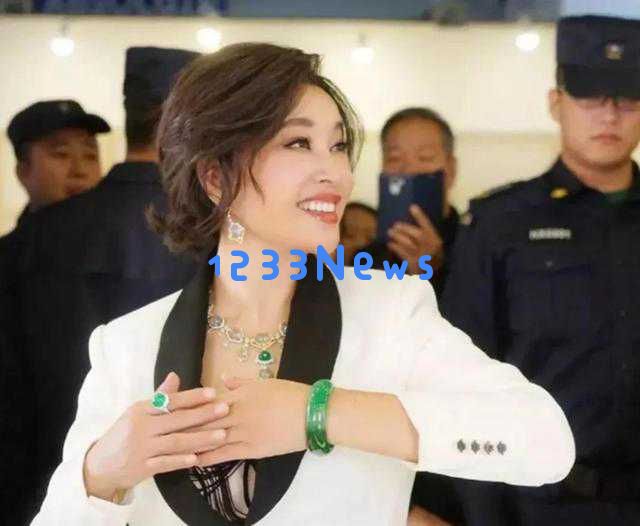 74岁刘晓庆亮相戛纳红毯,大方展现华丽翡翠珠宝引发众多网友热议