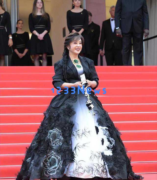 74岁刘晓庆亮相戛纳红毯,大方展现华丽翡翠珠宝引发众多网友热议