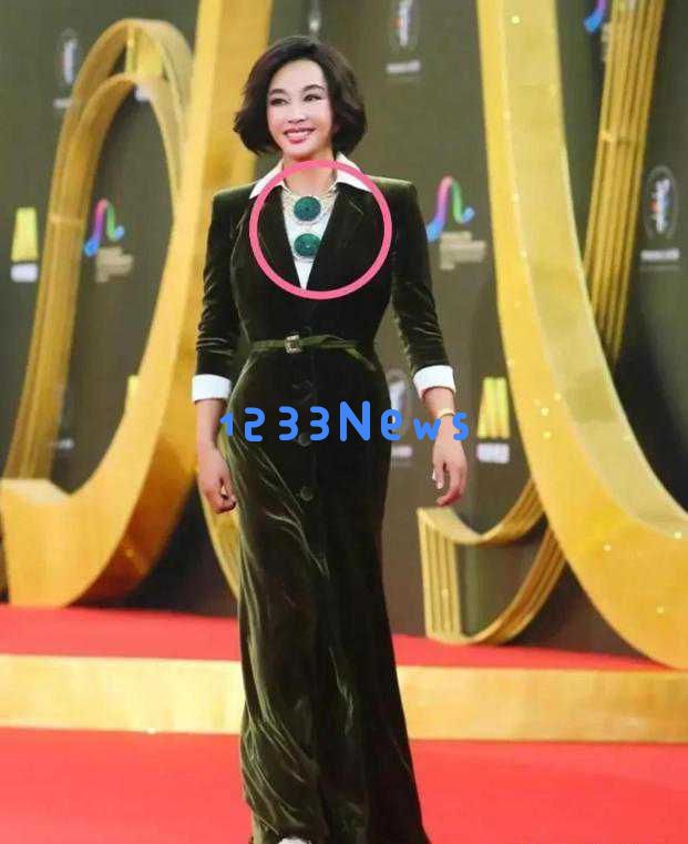 74岁刘晓庆亮相戛纳红毯,大方展现华丽翡翠珠宝引发众多网友热议