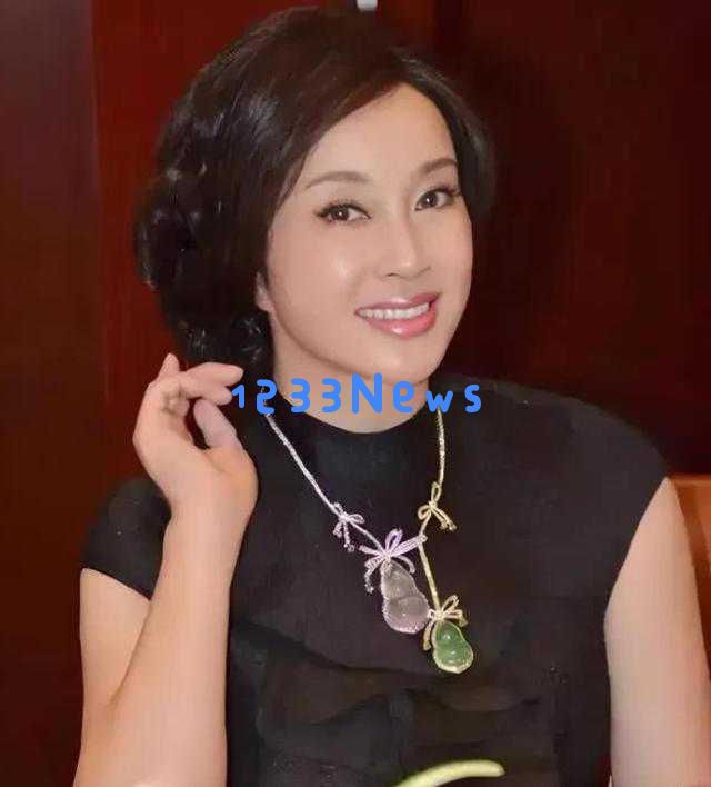 74岁刘晓庆亮相戛纳红毯,大方展现华丽翡翠珠宝引发众多网友热议