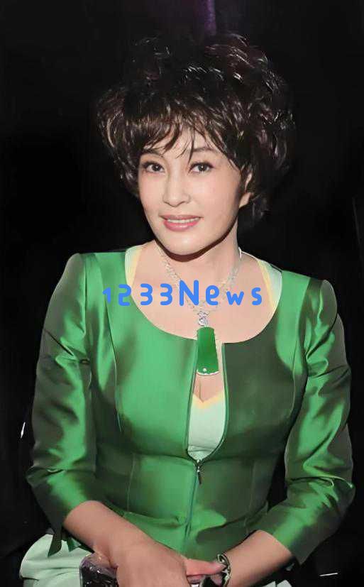 74岁刘晓庆亮相戛纳红毯,大方展现华丽翡翠珠宝引发众多网友热议
