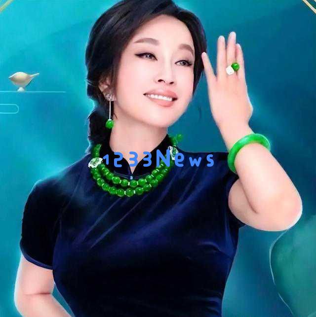 74岁刘晓庆亮相戛纳红毯,大方展现华丽翡翠珠宝引发众多网友热议