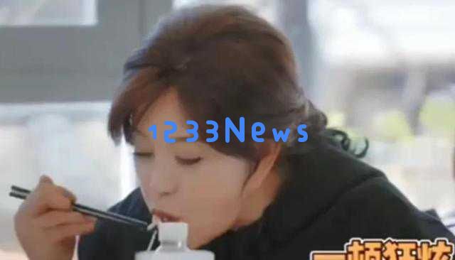 74岁刘晓庆亮相戛纳红毯,大方展现华丽翡翠珠宝引发众多网友热议