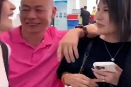 太奢华了!瑾汐大姐回归故土,全家团圆聚餐场面曝光,帝王蟹和五粮液搭配盛宴