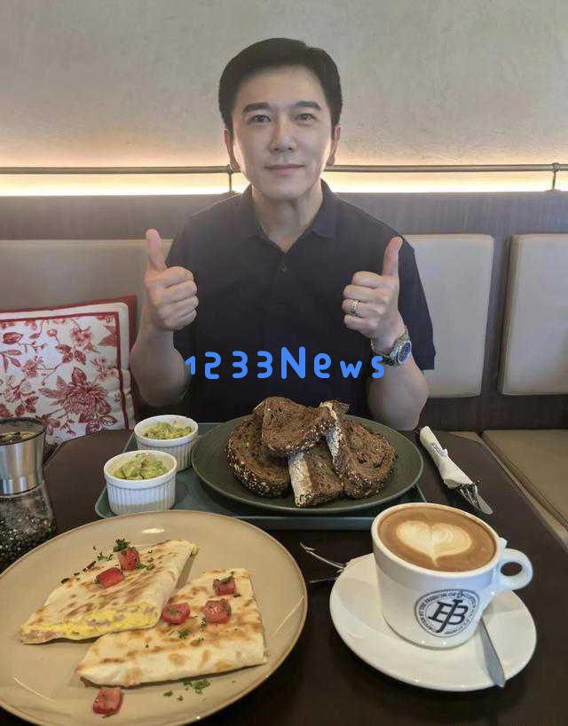 年过六旬的温兆伦重返娱乐圈,魅力依旧令人瞩目,家庭幸福美满令人羡慕