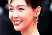 42岁唐嫣已渐入人老,脸上出现鱼尾纹和白发,笑容依旧迷人