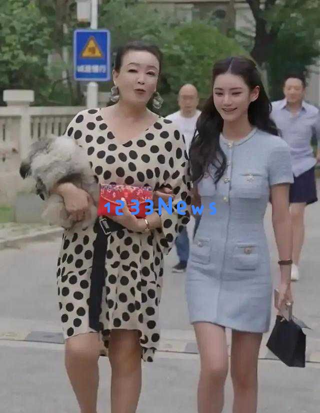 汪小菲与马筱梅婚礼即将开启,张兰身着红衣送出真挚祝福,网友们期待直播盛况!