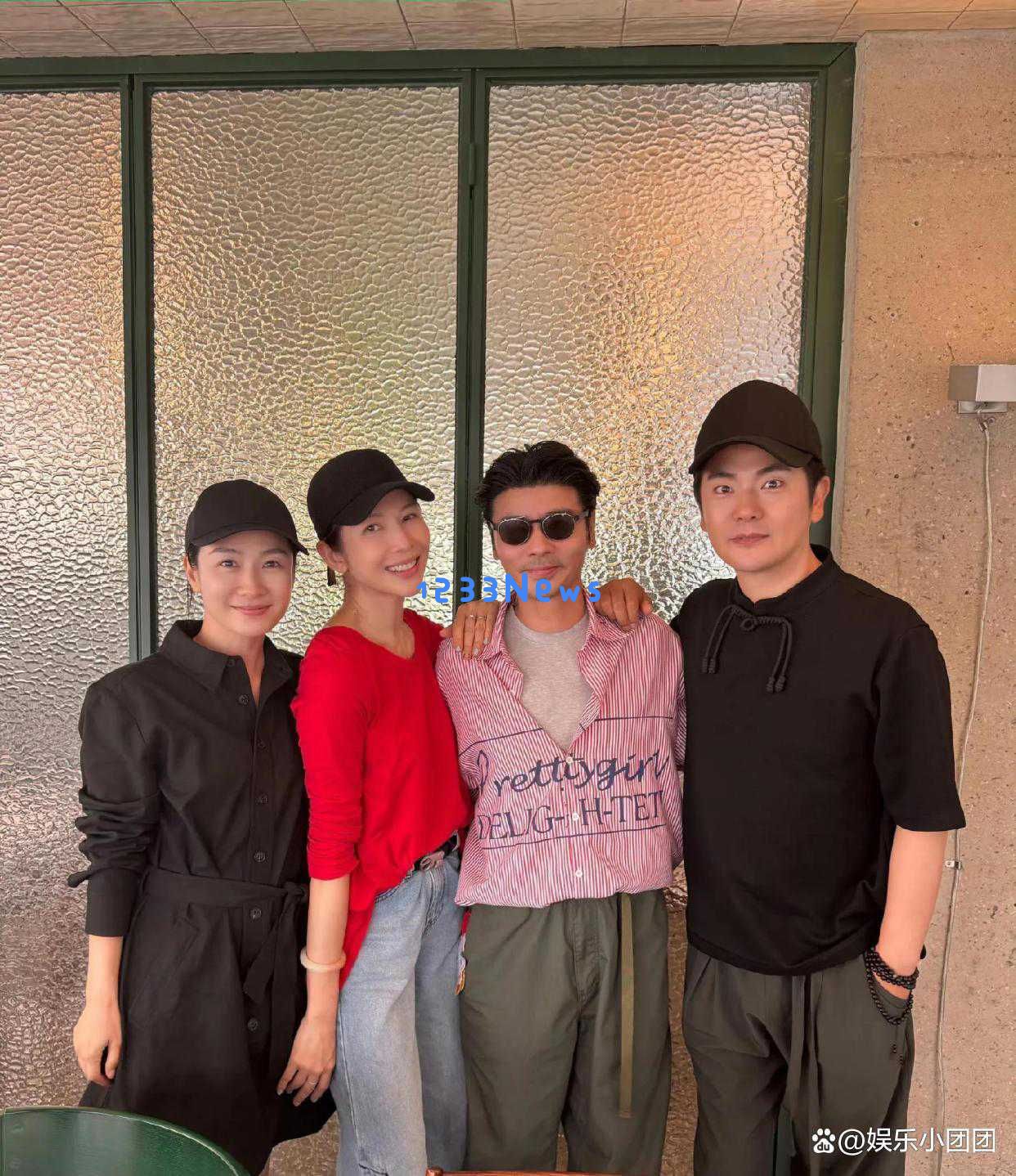 北京聚餐蔡少芬与三位好友同框,陶昕然身高不显优势,娘娘依旧美丽动人