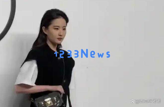 刘亦菲出席LV时装秀,现场生图令人惊艳,众星荟萃却显得她稍显孤冷!
