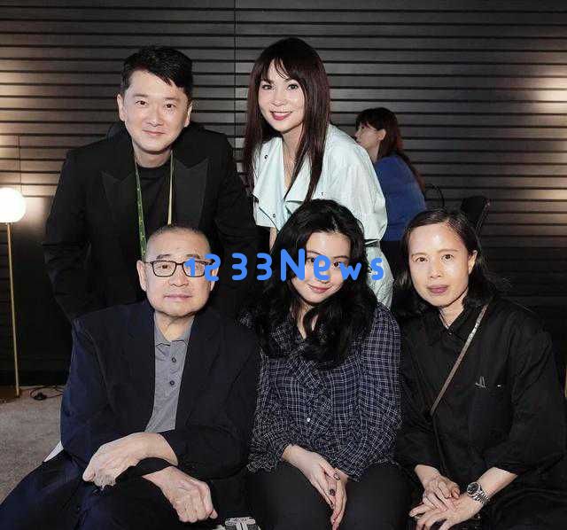 刘銮雄在73岁之际罕见亮相,与家人一同享受温馨的家庭时光