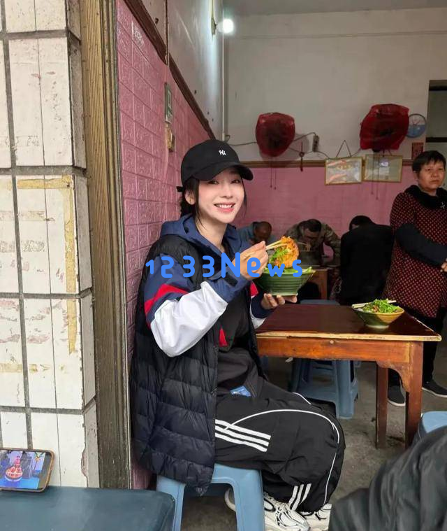 柳岩回到湖南怀化故乡探访亲人,哥哥难得现身,祖宅显得格外雅致温暖!