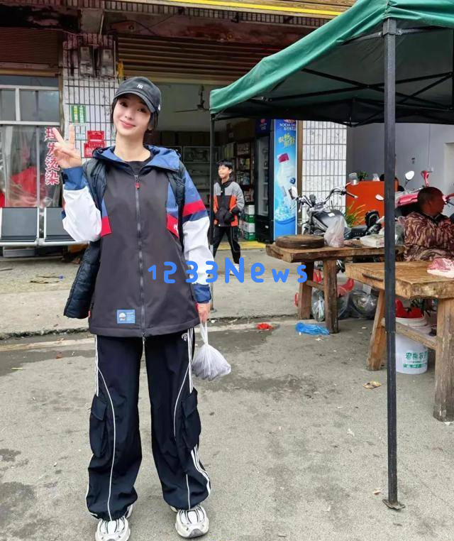 柳岩回到湖南怀化故乡探访亲人，哥哥难得现身，祖宅显得格外雅致温暖！