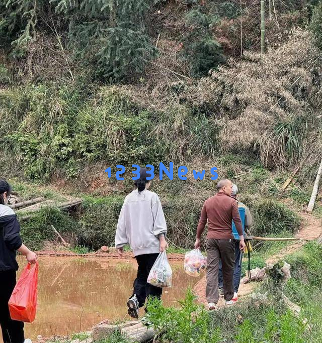 柳岩回到湖南怀化故乡探访亲人，哥哥难得现身，祖宅显得格外雅致温暖！