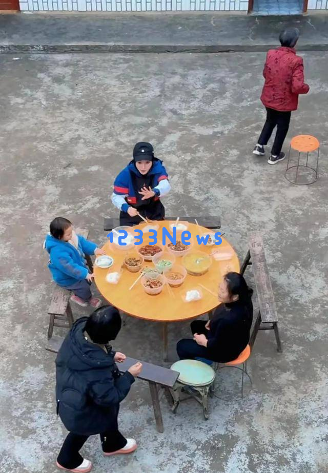 柳岩回到湖南怀化故乡探访亲人，哥哥难得现身，祖宅显得格外雅致温暖！