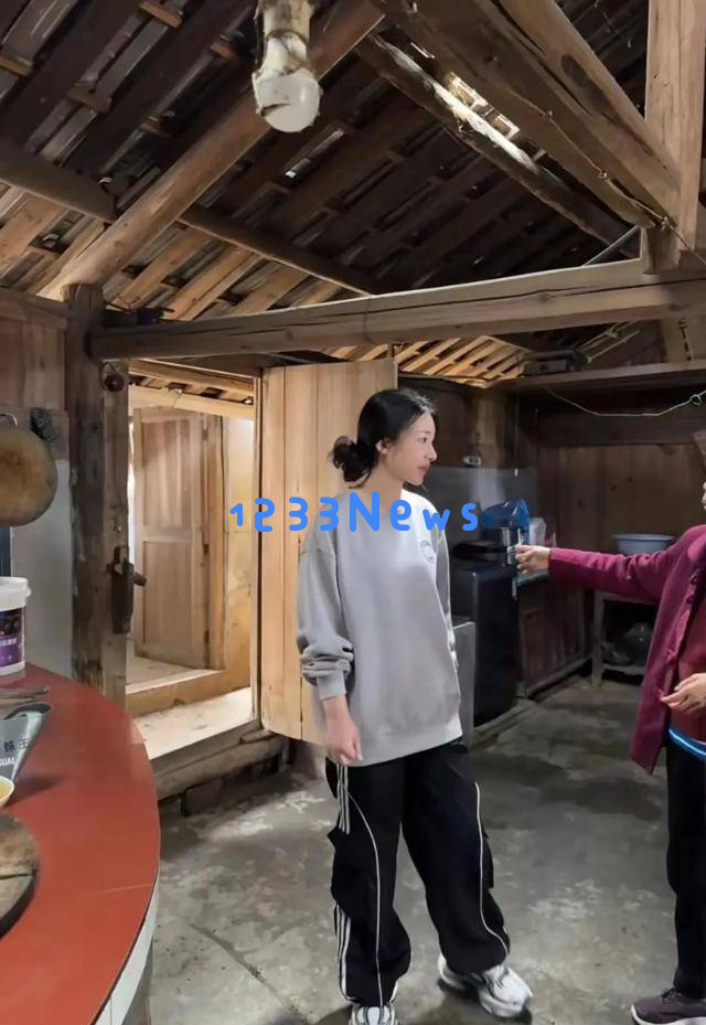 柳岩回到湖南怀化故乡探访亲人，哥哥难得现身，祖宅显得格外雅致温暖！