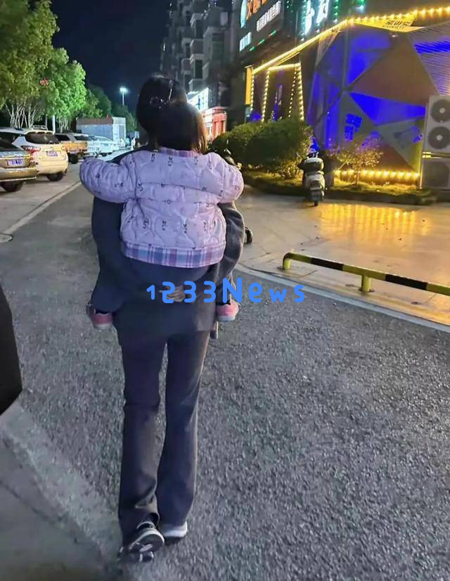 柳岩回到湖南怀化故乡探访亲人，哥哥难得现身，祖宅显得格外雅致温暖！