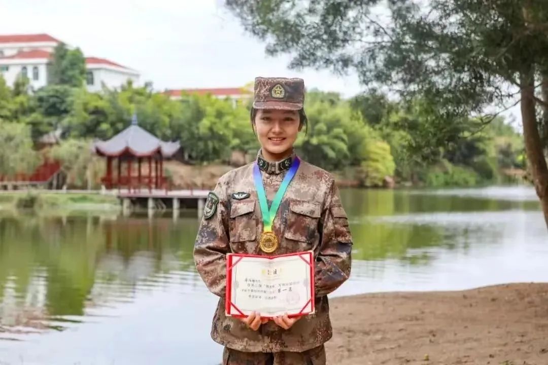 被称为“军营界的迪丽热巴”的她，再度获得全国荣誉表彰！