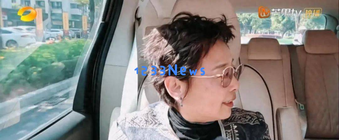 女儿与妈妈的心灵碰撞:撕标签的对决,圣依的妈妈呈现温柔,嘉格的冷静不急躁