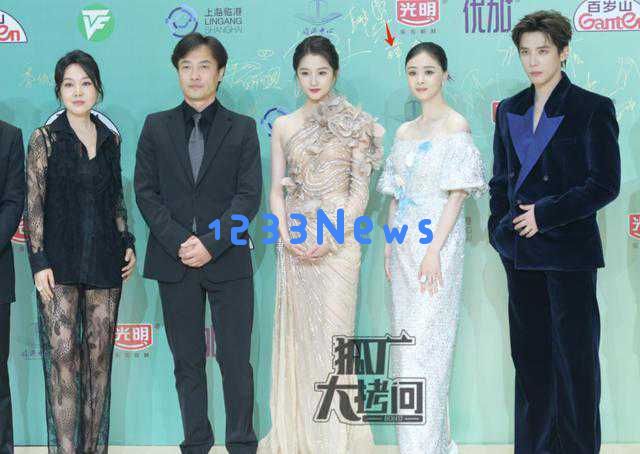 白玉兰奖盛典璀璨夺目,靳东宋佳双双捧奖,女明星风采引发广泛讨论