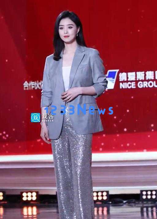白玉兰奖盛典璀璨夺目,靳东宋佳双双捧奖,女明星风采引发广泛讨论