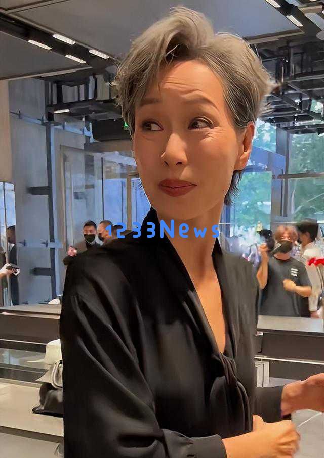 刘亦菲出席巴黎盛典意外被忽视,旁边明星热聊场面引人关注