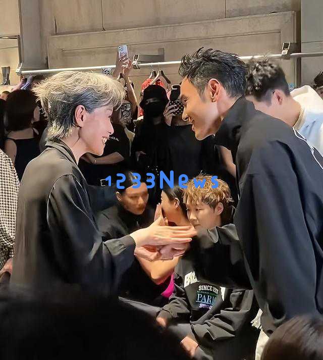 刘亦菲出席巴黎盛典意外被忽视,旁边明星热聊场面引人关注