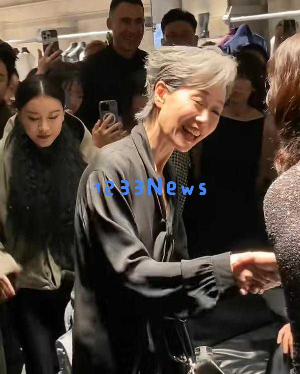 刘亦菲出席巴黎盛典意外被忽视,旁边明星热聊场面引人关注