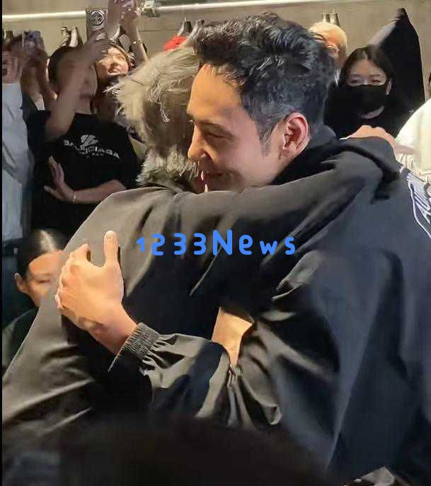 刘亦菲出席巴黎盛典意外被忽视,旁边明星热聊场面引人关注