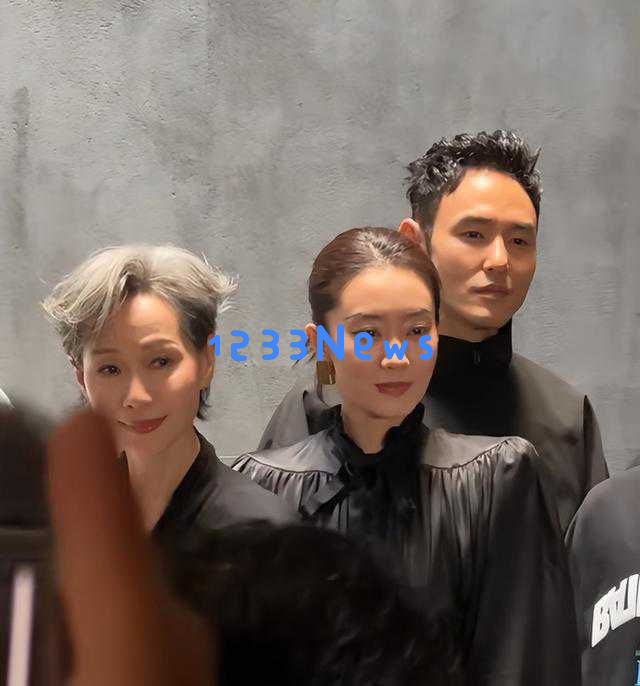 刘亦菲出席巴黎盛典意外被忽视,旁边明星热聊场面引人关注