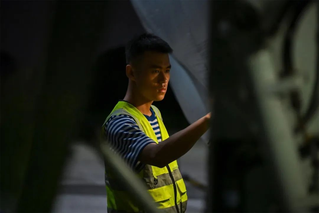 昼夜奋战！东部战区海军航空兵某部开展持续反潜训练提升打击能力