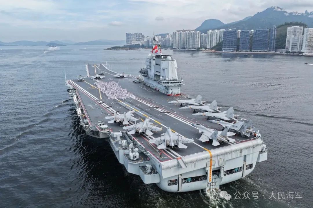 海军山东舰航母编队顺利抵达香港，举行海上阅兵活动