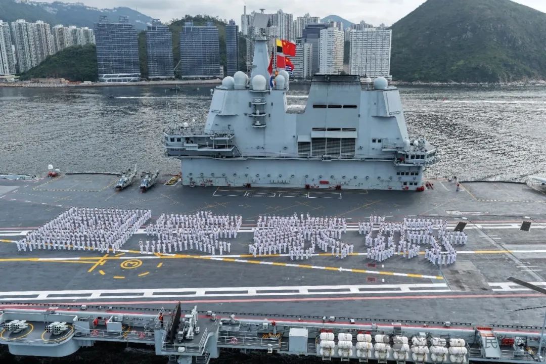 海军山东舰航母编队顺利抵达香港，举行海上阅兵活动