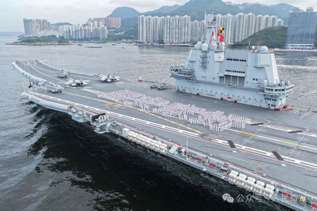 海军山东舰航母编队顺利抵达香港，举行海上阅兵活动
