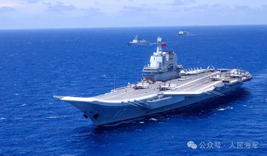 海军山东舰航母编队顺利抵达香港，举行海上阅兵活动