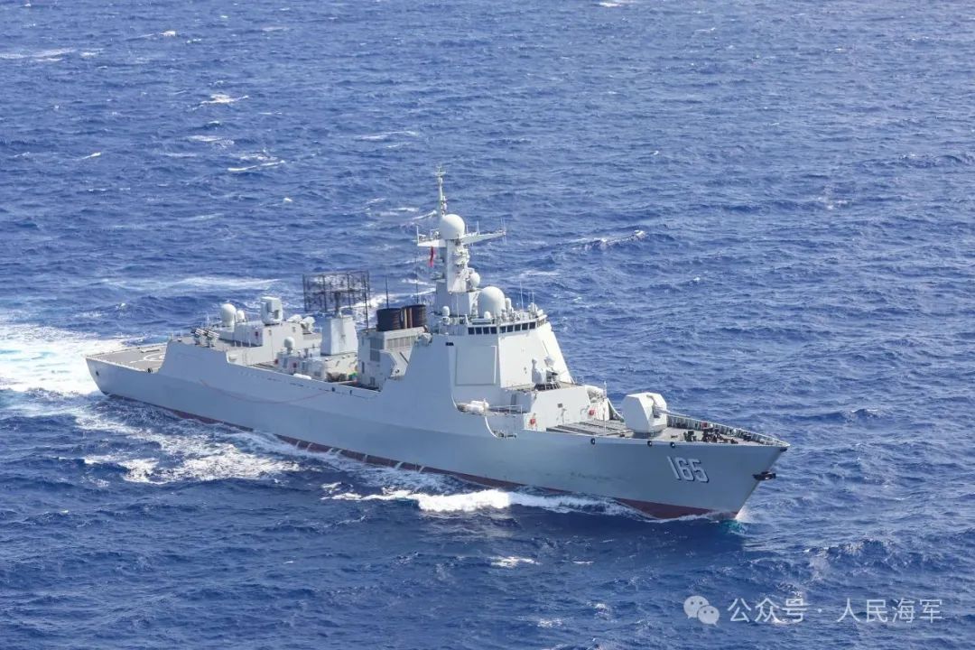 海军山东舰航母编队顺利抵达香港，举行海上阅兵活动