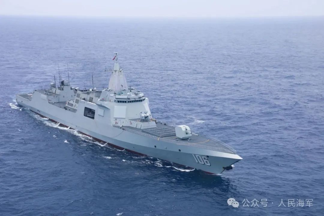 海军山东舰航母编队顺利抵达香港，举行海上阅兵活动