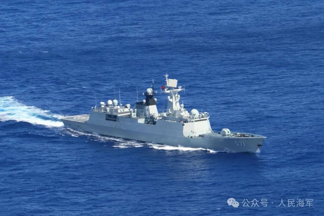 海军山东舰航母编队顺利抵达香港，举行海上阅兵活动