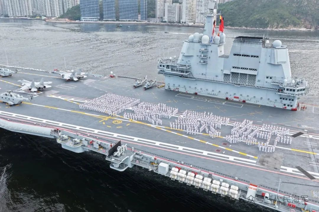 海军山东舰航母编队顺利抵达香港，举行海上阅兵活动