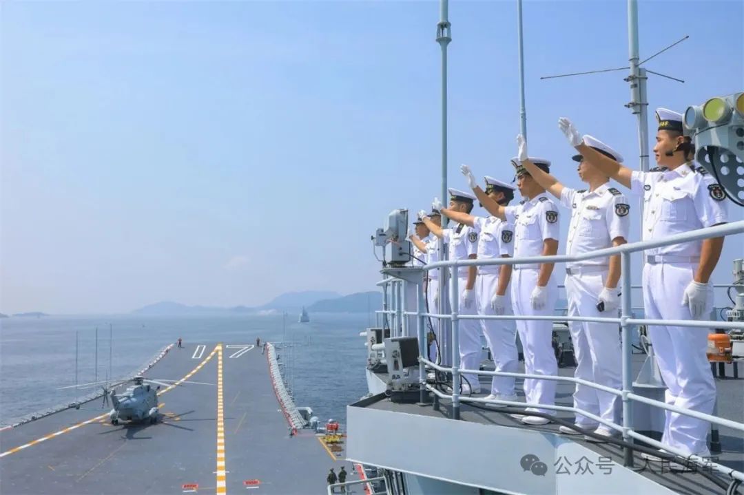 海军山东舰航母编队成功结束在香港的访问活动后启程离港