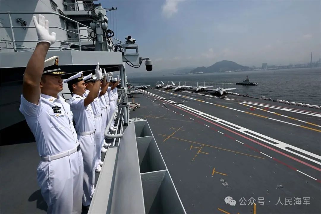 海军山东舰航母编队成功结束在香港的访问活动后启程离港