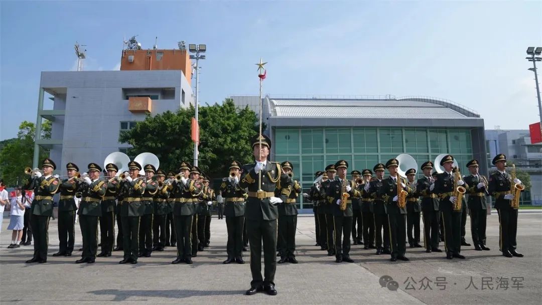 海军山东舰航母编队成功结束在香港的访问活动后启程离港