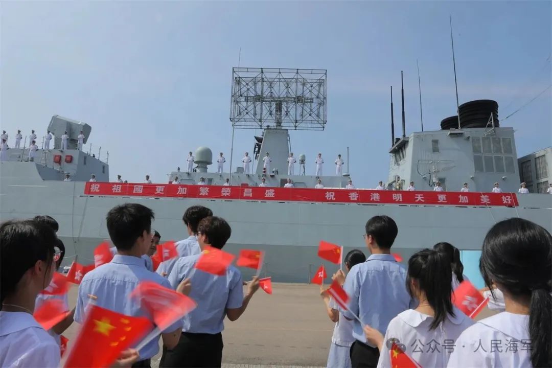 海军山东舰航母编队成功结束在香港的访问活动后启程离港