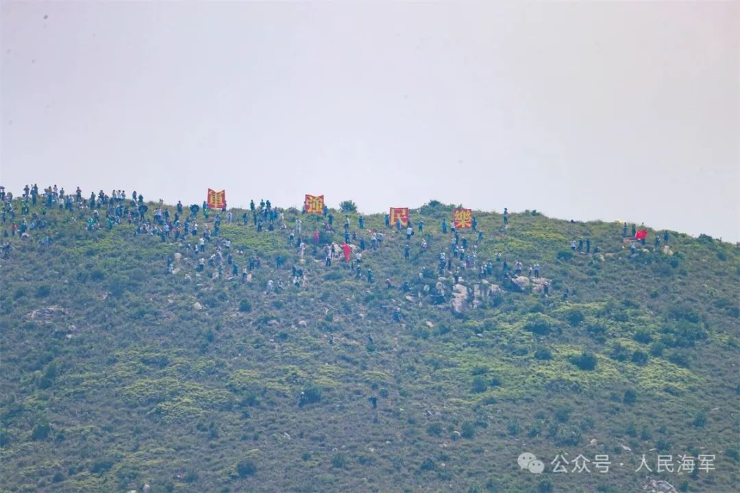 海军山东舰航母编队成功结束在香港的访问活动后启程离港