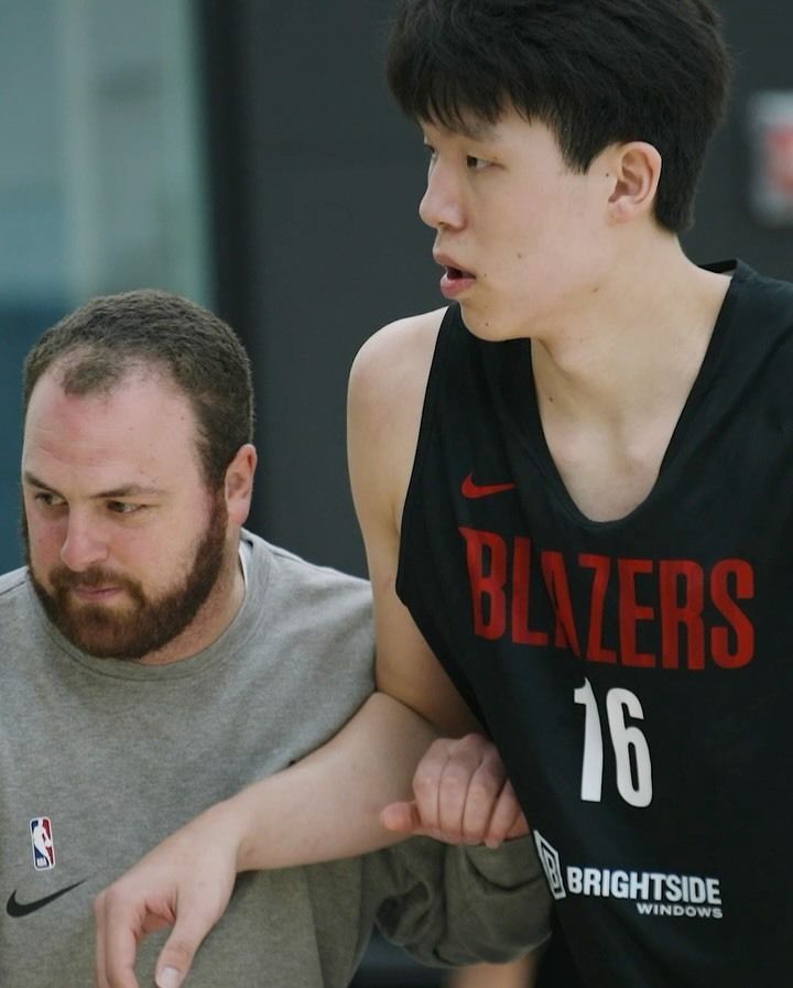 杨瀚森积极备战夏季联赛！训练录像泄露：作为战术中心展现轻松扣篮风采