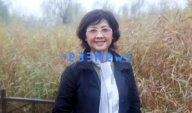 朱琳隐退多年重返朗诵会,红裙造型引发热议,网友纷纷赞美其青春依旧