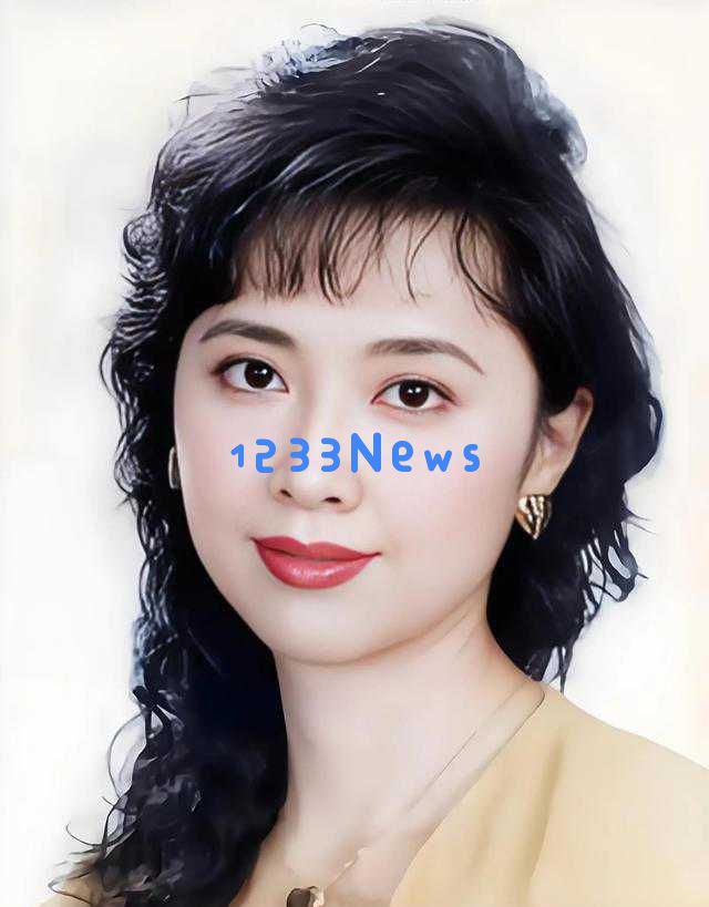 朱琳隐退多年重返朗诵会,红裙造型引发热议,网友纷纷赞美其青春依旧