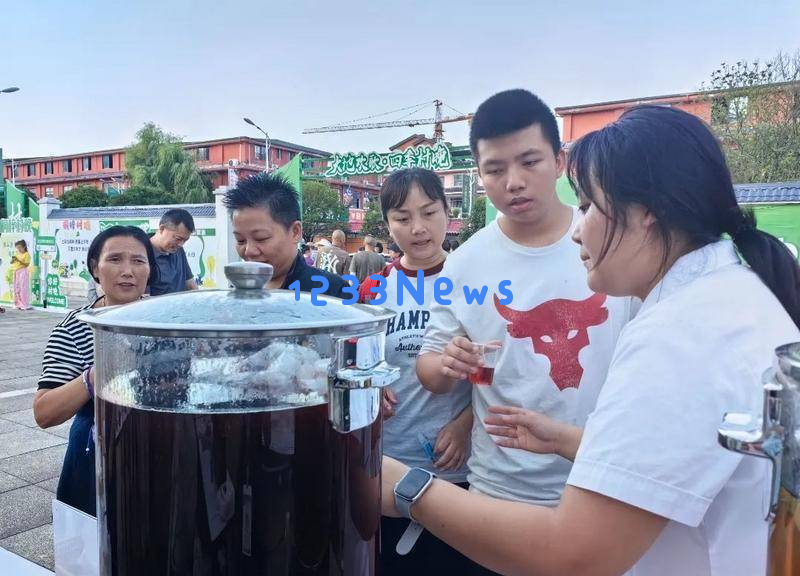 当传统的“中医文化”遇上农村的“村晚”，这个摊位上带给你怎样的惊喜？
