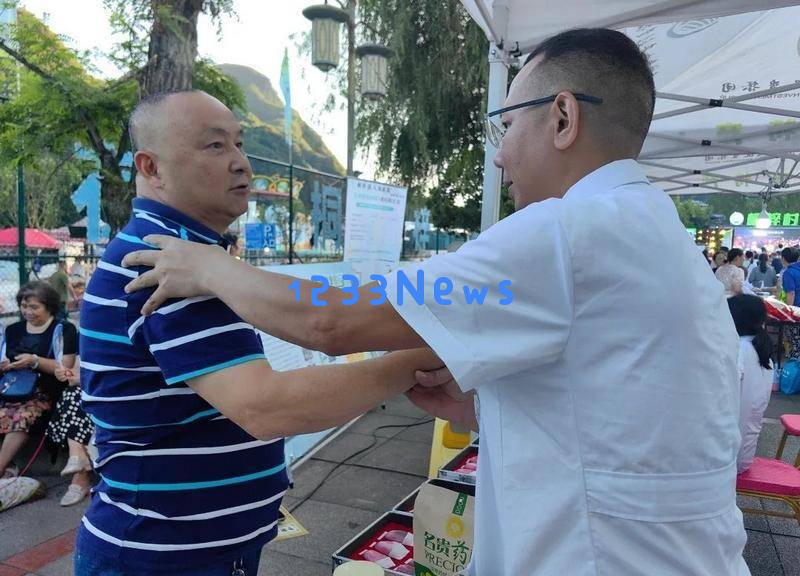 当传统的“中医文化”遇上农村的“村晚”,这个摊位上带给你怎样的惊喜?