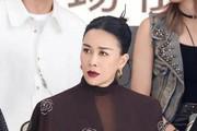 那英在非洲47天归来瞬间变身白月光!扎半披发宛如王菲美丽无比,令人惊艳